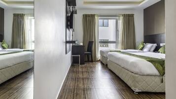 Deluxe-huone | Tallelokero huoneessa, työpöytä, pimennysverhot, silitysrauta/-lauta