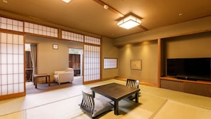 Standard Room, Non Smoking (Japanese Style, with Open-air Bath) | Peti besi dalam bilik, meja, Wi-fi percuma, cadar katil 