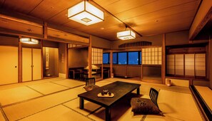 Superior kamer, niet-roken (Japanese Style 18 Tatami, with Bath) | Een kluis op de kamer, een bureau, gratis wifi, beddengoed