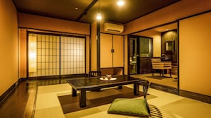 Superior Room, Non Smoking (Japanese Style,  with Open-air Bath) | Peti besi dalam bilik, meja, Wi-fi percuma, cadar katil 