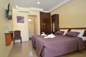 Double Room, Garden View | Bar mini