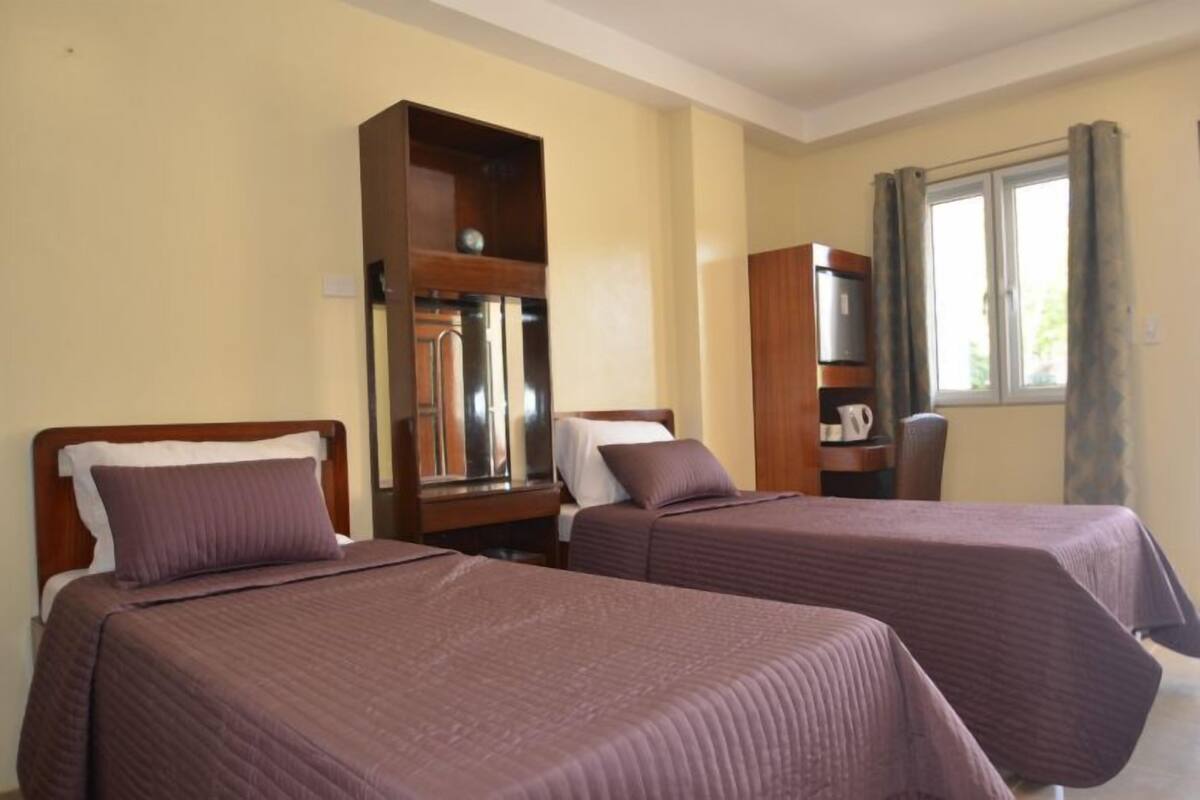 Double Room, Garden View | Bar mini