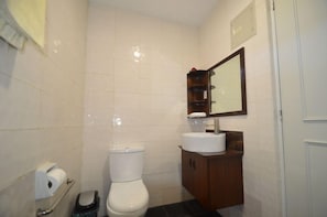 Double Room, Garden View | Bathroom | Shower, free toiletries, towels