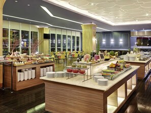 Breakfast, lunch, dinner served; international cuisine - Mercure Bandung Nexa Supratman (Bandung)