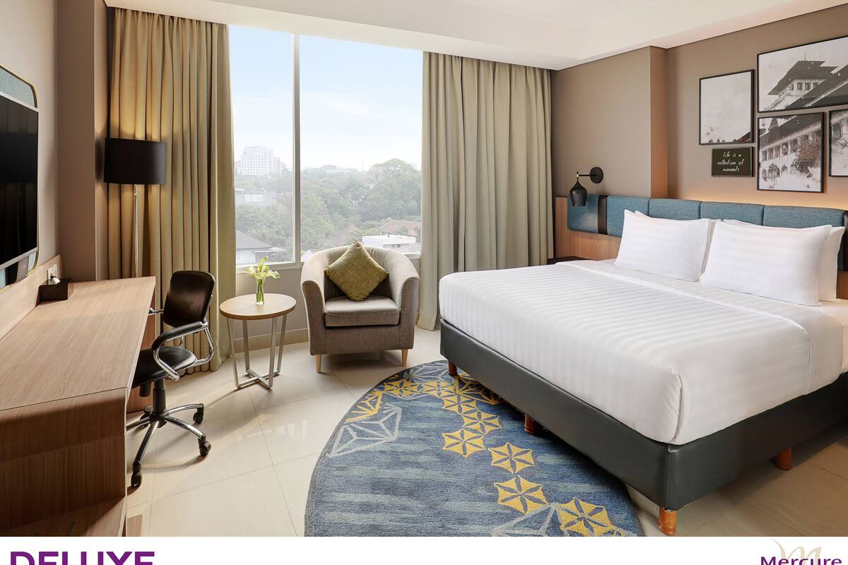 deluxe double room, 1 double bed | in-room safe, desk, iron/ironing board, free wifi