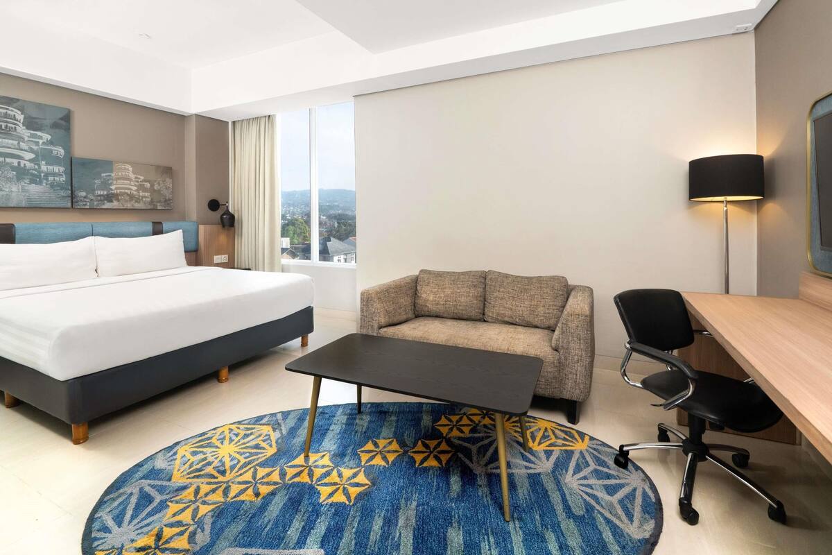 Suite Deluxe, 1 lit double | Coffres-forts dans les chambres, bureau, fer et planche à repasser