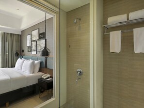 Habitación doble superior, 1 cama matrimonial | Caja de seguridad en la habitación y escritorio 