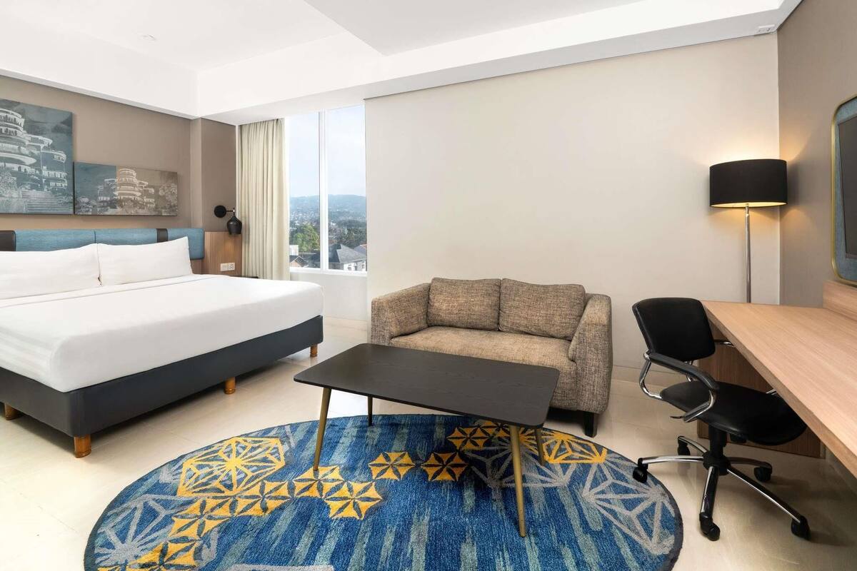 Suite Deluxe, 1 cama matrimonial | Caja de seguridad en la habitación y escritorio 
