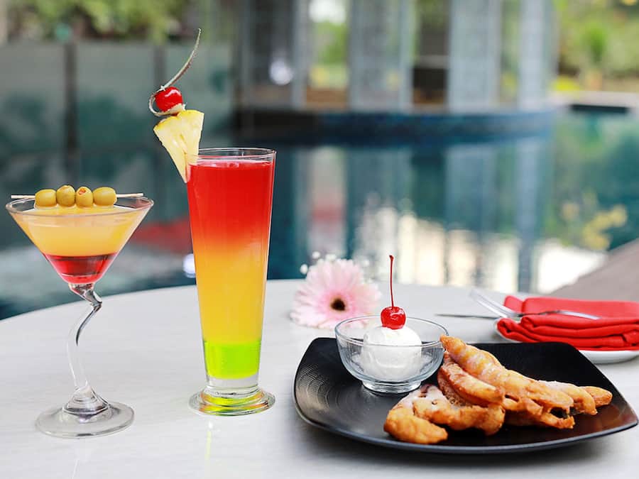 Melayani sarapan, makan siang, dan makan malam