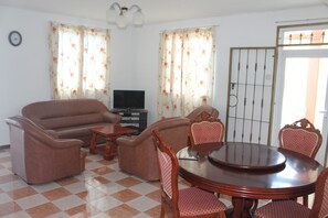 Télévision à écran plat de 40 pouces avec chaînes par satellite