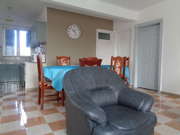 Departamento estándar, 3 habitaciones, cocina (Marina One Apartment) | Área de sala de estar | Televisión de pantalla plana de 40 pulgadas con canales vía satélite 