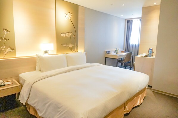 Standard Double Room, Bathtub