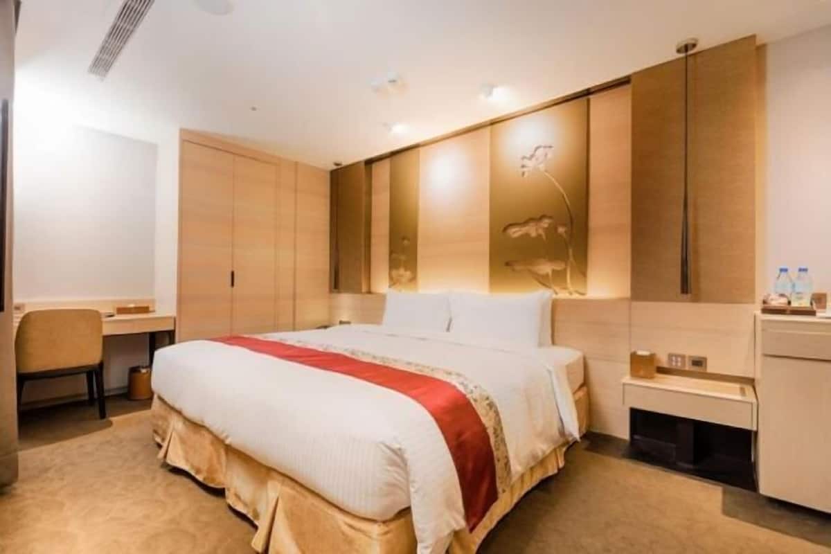 Hochwertige Bettwaren, Zimmersafe, Schreibtisch, Verdunkelungsvorhänge