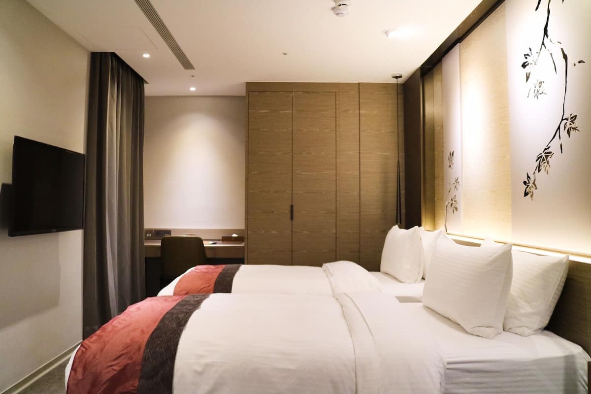 Comfort Twin kamer, 2 eenpersoonsbedden, bad (Interior Window) | 1 slaapkamer, luxe beddengoed, een kluis op de kamer, een bureau