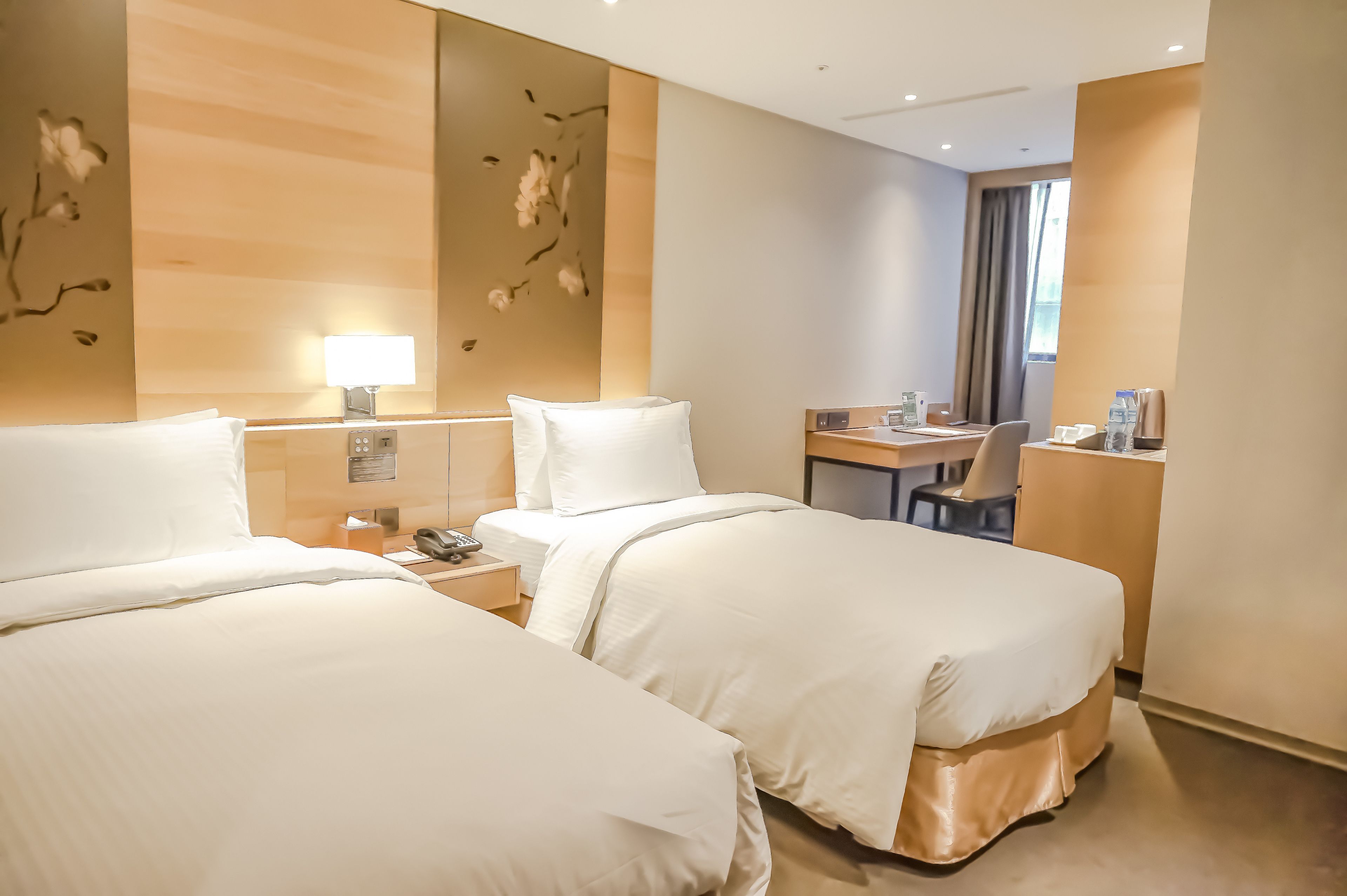 standard twin room, bathtub | 1 bedroom, premium bedding, in-room safe, desk