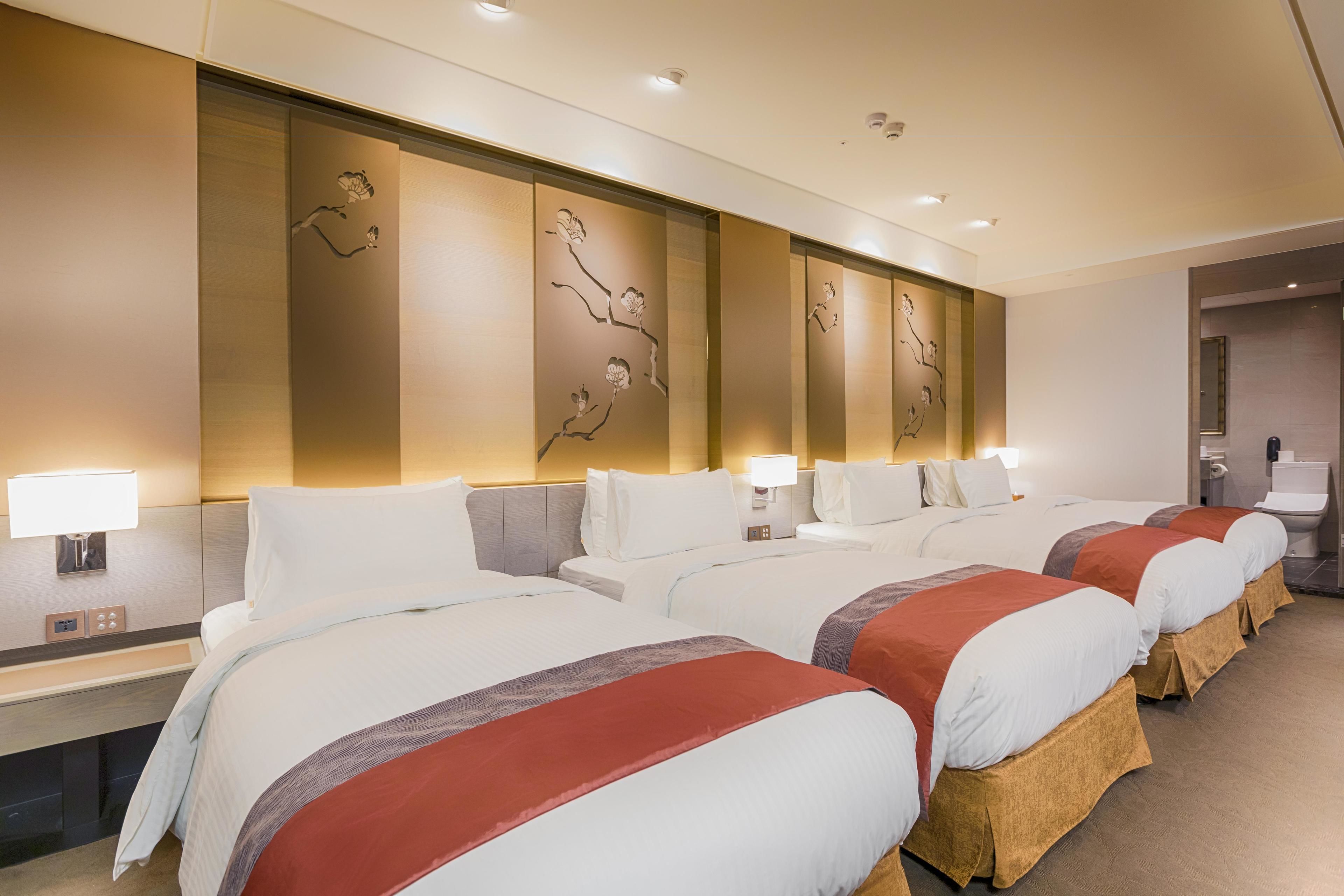 deluxe quadruple room, no window | 1 bedroom, premium bedding, in-room safe, desk