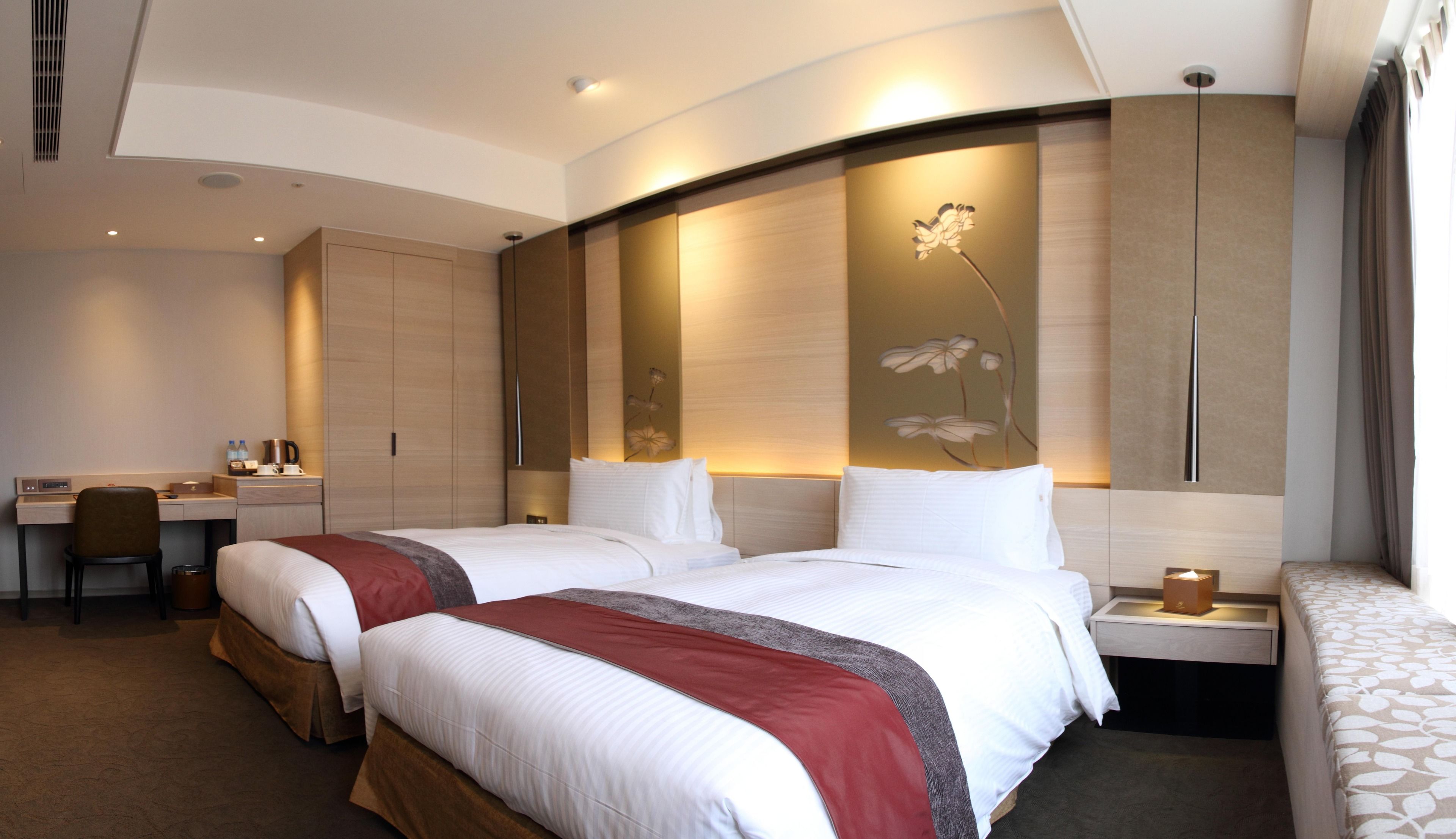 standard twin room, bathtub | 1 bedroom, premium bedding, in-room safe, desk