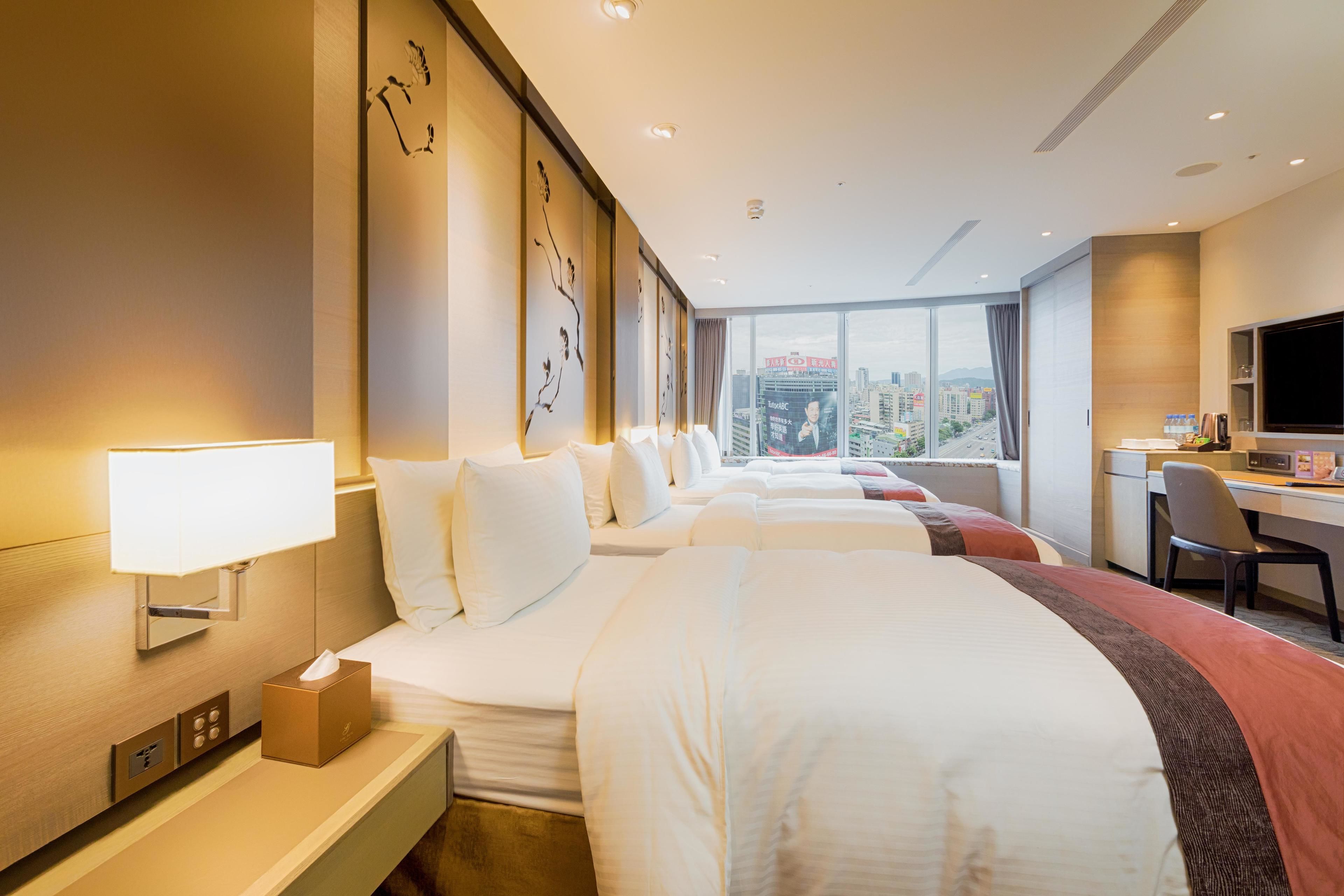 deluxe quadruple room, bathtub, tower | city view