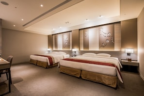 Habitación cuádruple Deluxe, sin ventanas, en una planta alta (No Windows) | 1 dormitorio, ropa de cama de alta calidad, caja fuerte y escritorio