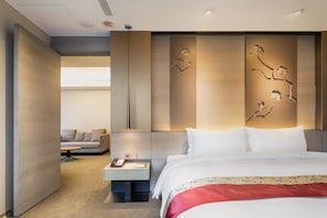 Deluxe Suite, 1 Double Bed, Bathtub, Tower | City view