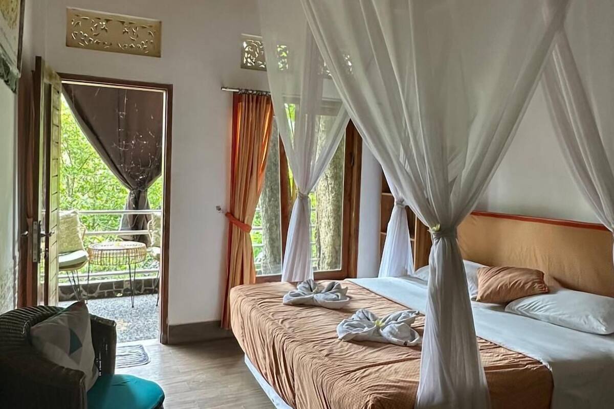 Une chambre à coucher avec un lit, une petite table et un balcon.