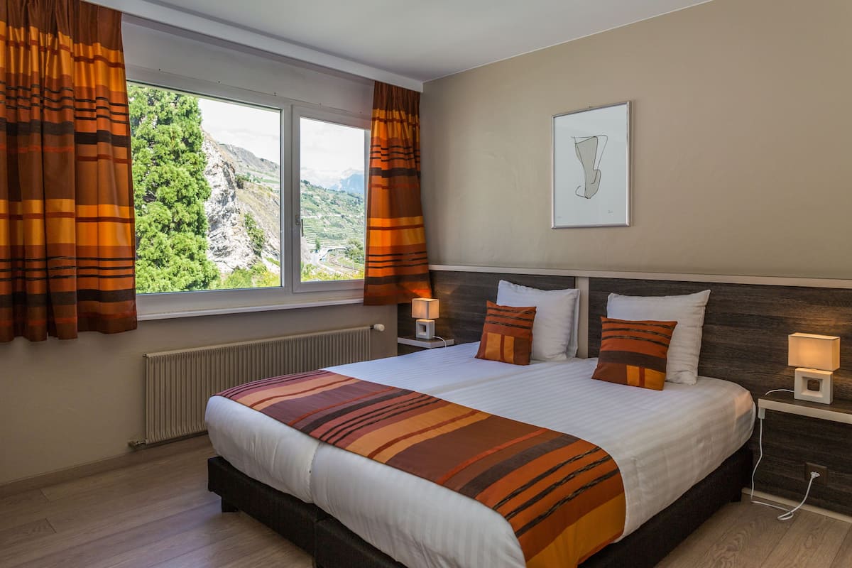 Camera Standard con letto matrimoniale o 2 letti singoli, vista montagna | 2 camere, biancheria da letto ipoallergenica, una cassaforte in camera