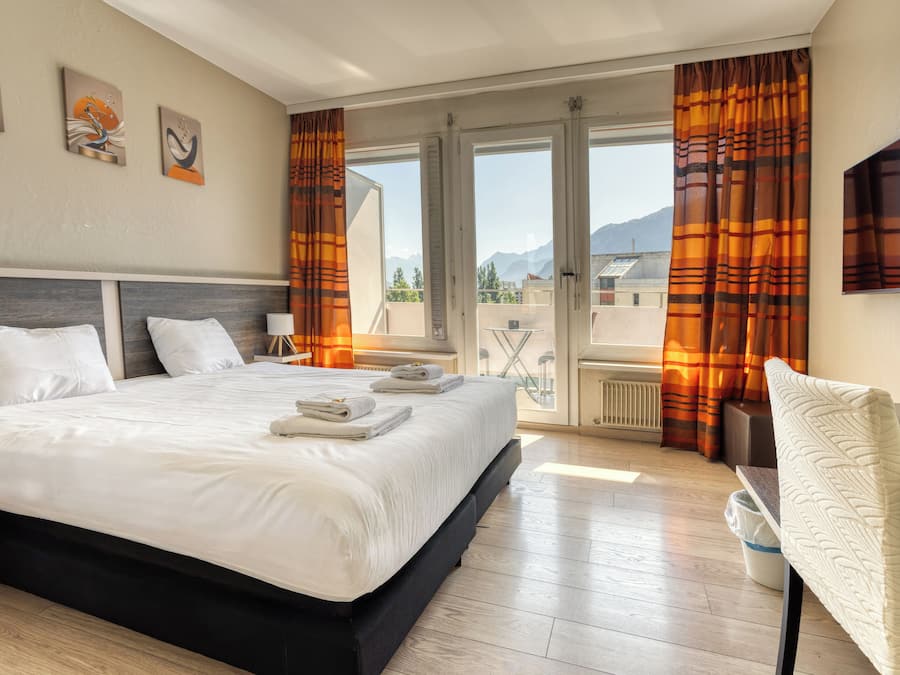 Dobbeltrom – standard, fjellutsikt | Allergitestet sengetøy, memory foam-senger, minibar og safe på rommet
