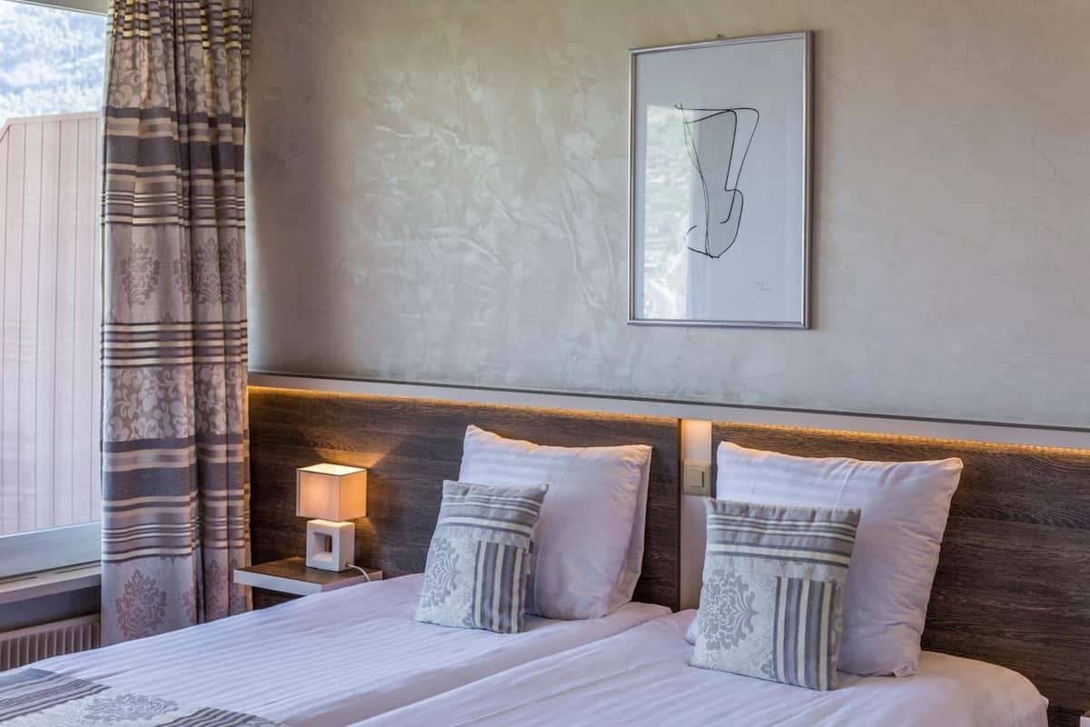 hypo-allergenic bedding, in-room safe, desk, laptop workspace