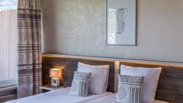 2 bedrooms, hypo-allergenic bedding, in-room safe, desk