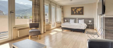 Juniorsvit - utsikt mot bergen | Allergitestade sängkläder, memory foam-madrasser och minibar