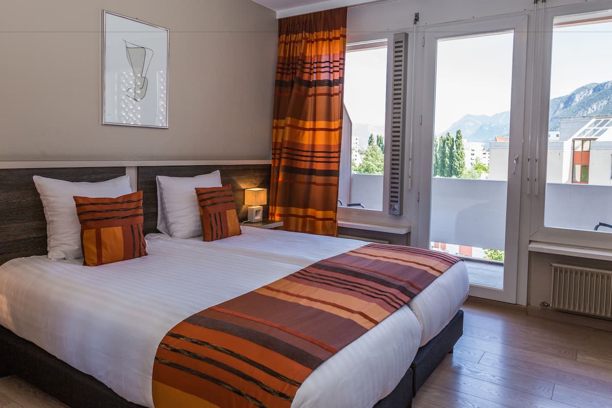 standard double room, mountain view | hypo-allergenic bedding, in-room safe, desk, laptop workspace