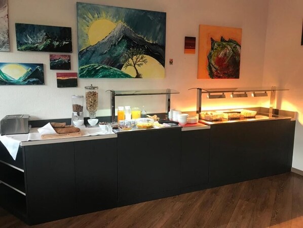 Tägliches Frühstücksbuffet (15 CHF pro Person)