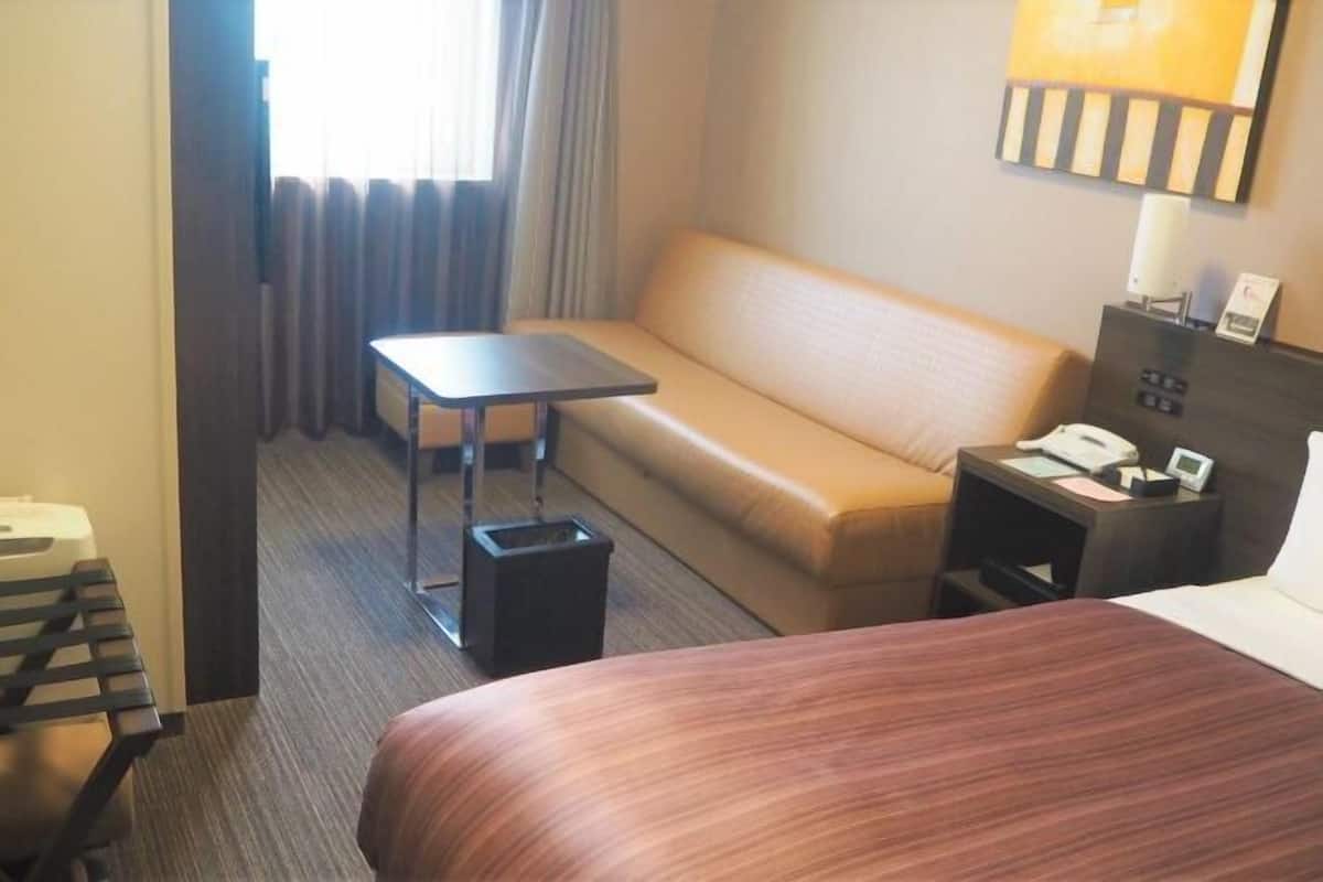 Desk, soundproofing, free WiFi, bed sheets