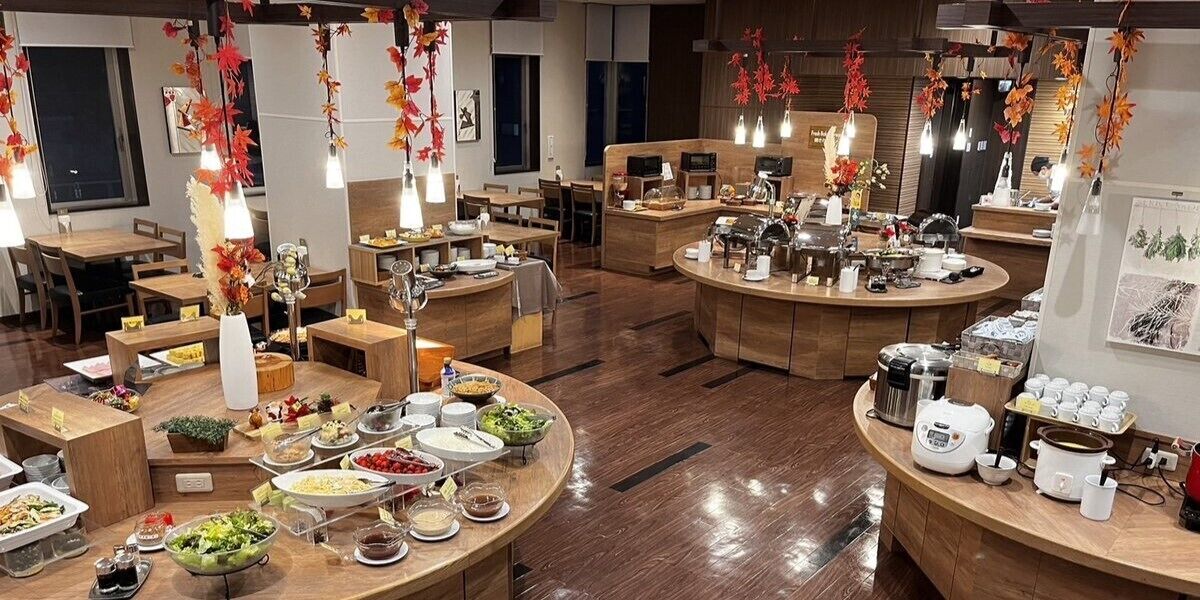 Daily buffet breakfast (JPY 1800 per person)