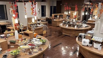 Daily buffet breakfast (JPY 1800 per person)