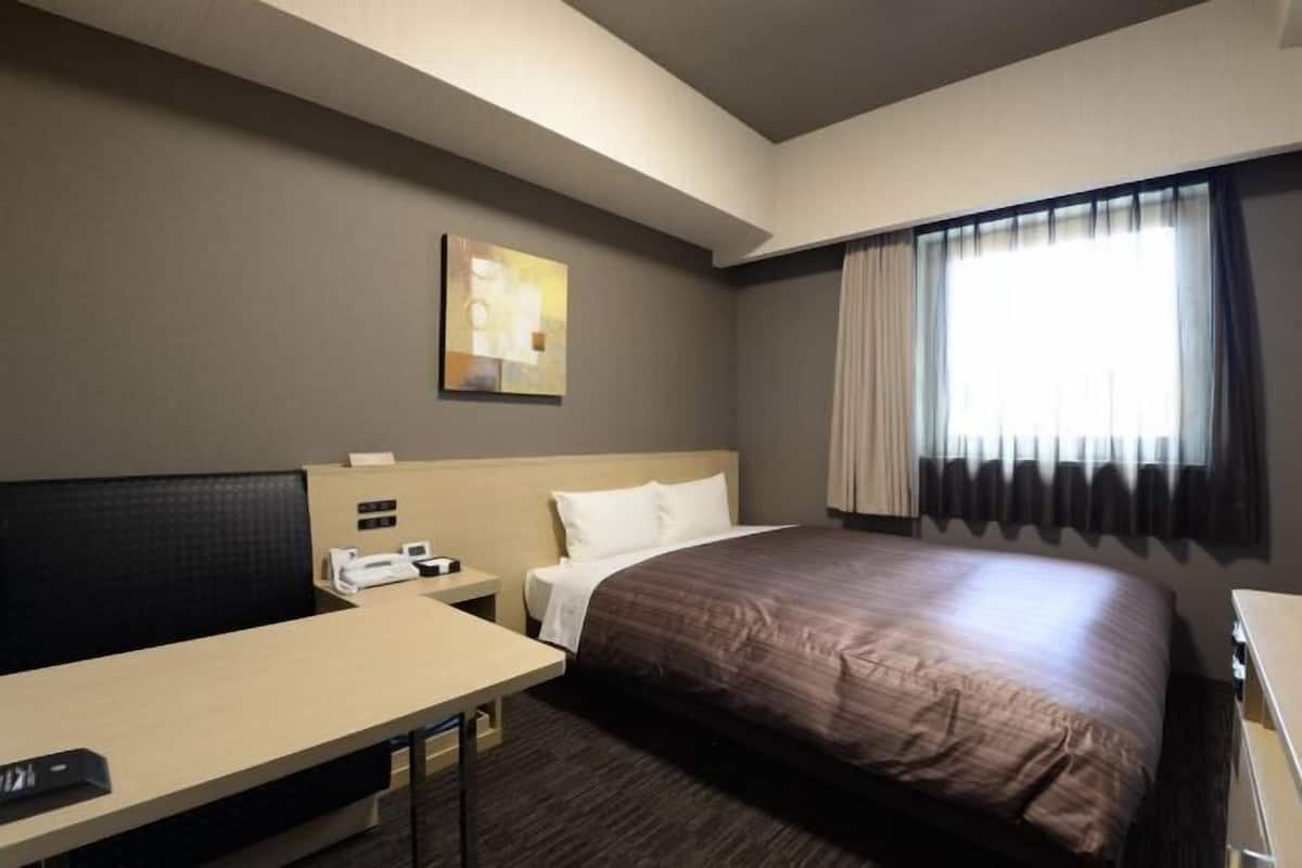 Desk, soundproofing, free WiFi, bed sheets