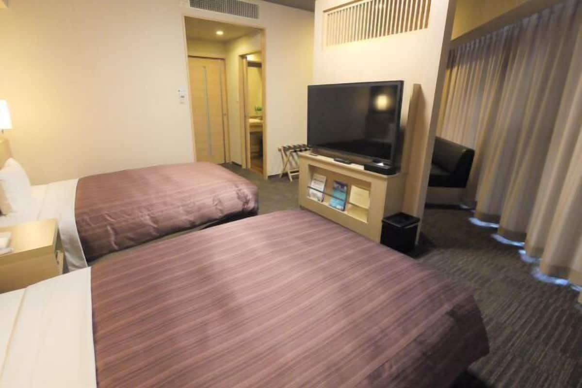 Desk, soundproofing, free WiFi, bed sheets