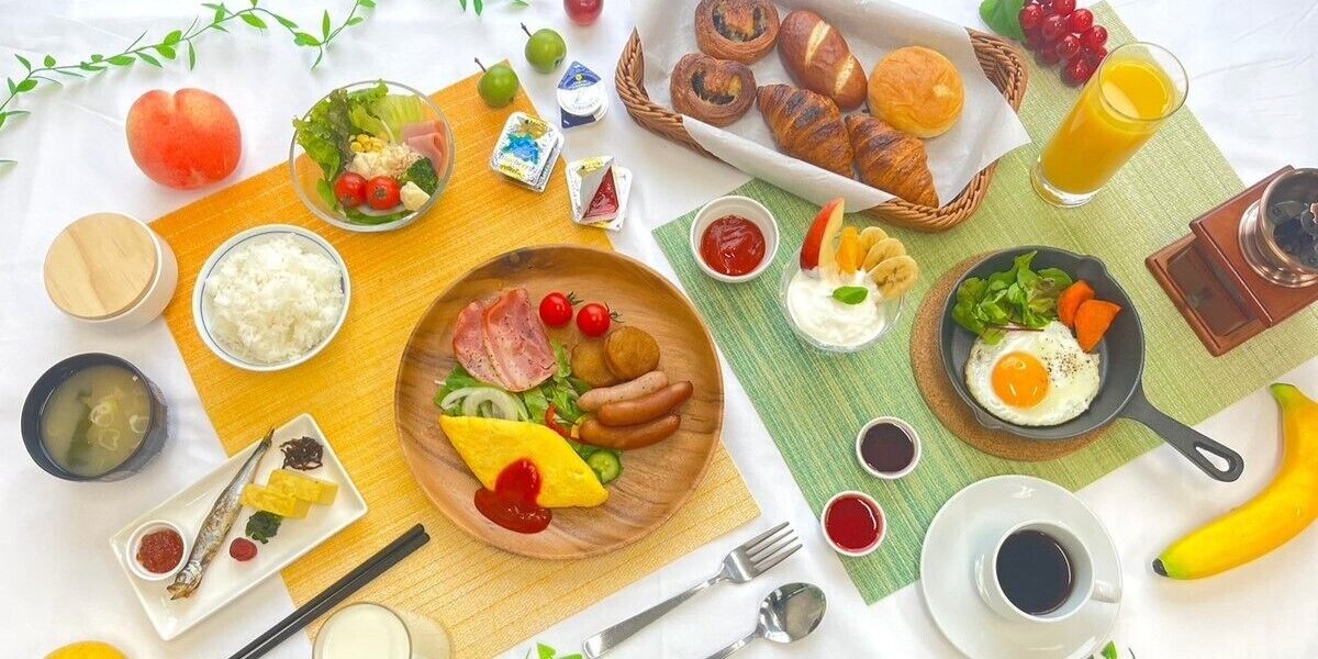 Un bufé de desayuno con diversas opciones de comida y bebidas.