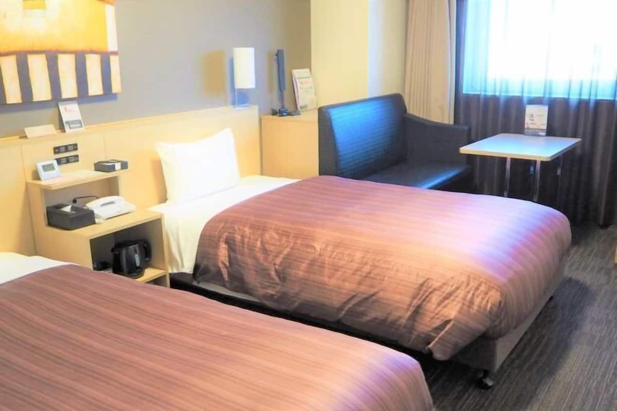 Desk, soundproofing, free WiFi, bed sheets