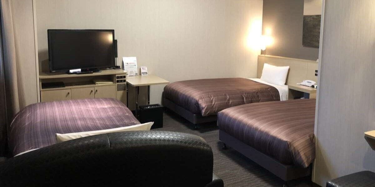 Desk, soundproofing, free WiFi, bed sheets