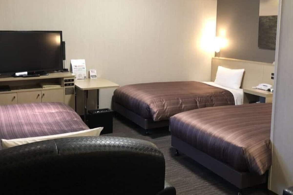 Desk, soundproofing, free WiFi, bed sheets