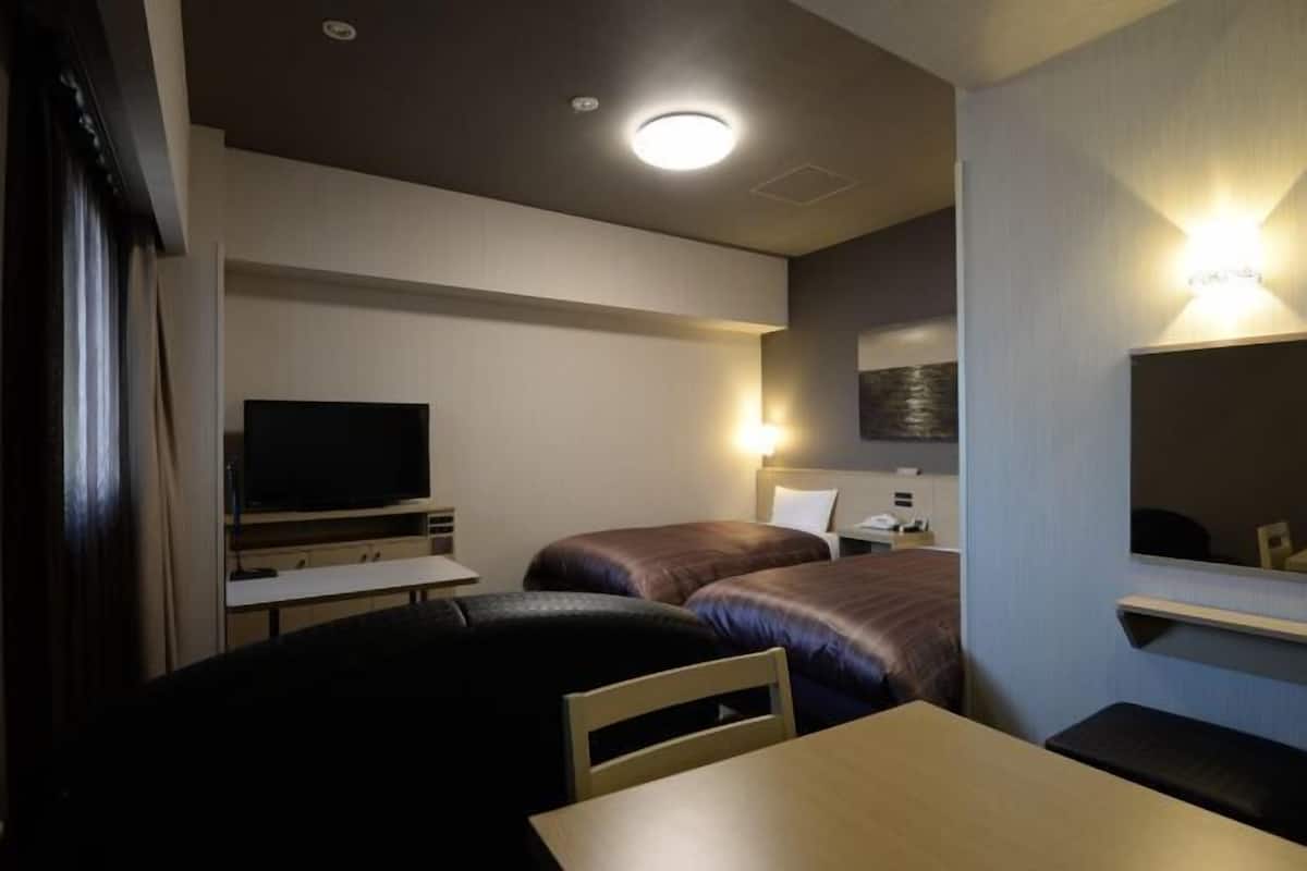 Desk, soundproofing, free WiFi, bed sheets