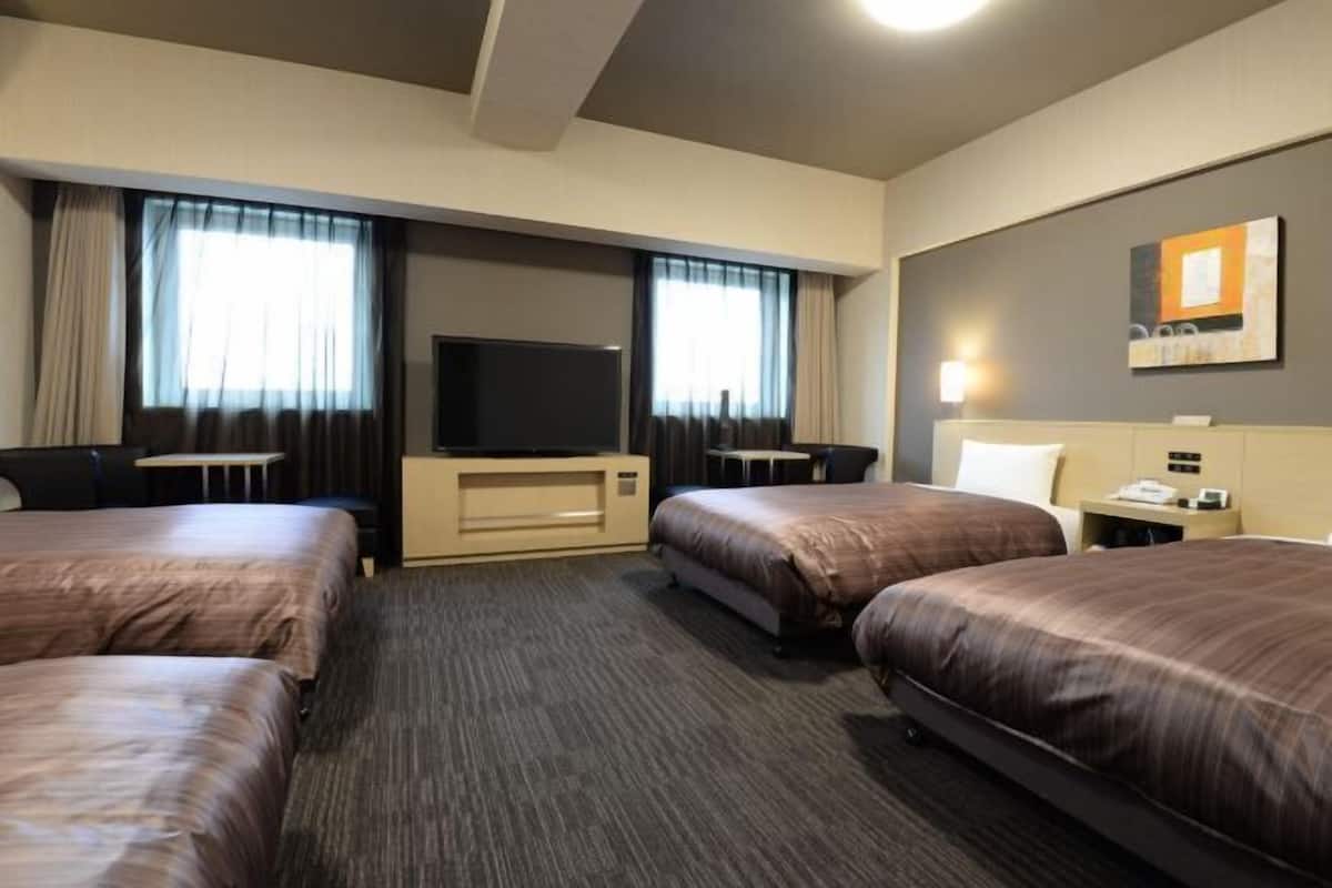 Desk, soundproofing, free WiFi, bed sheets