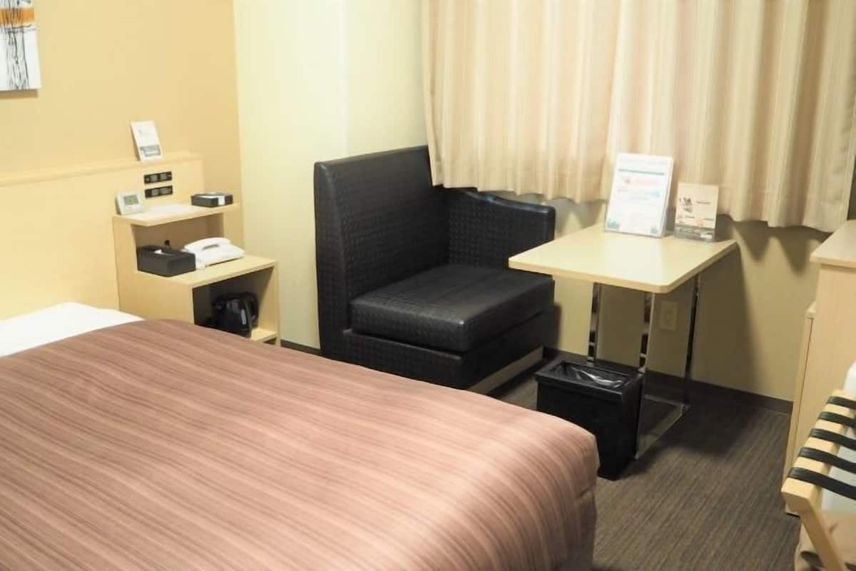 Desk, soundproofing, free WiFi, bed sheets