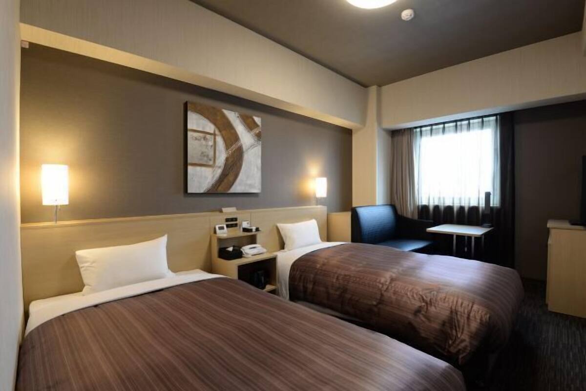 Desk, soundproofing, free WiFi, bed sheets