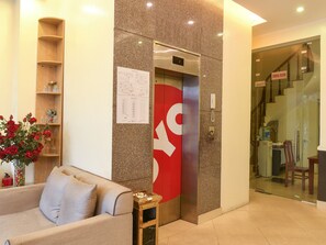 Lift - OYO Saki Hotel (Hanoi)