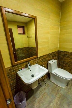 Magrood | Bathroom | Shower, rainfall showerhead, free toiletries, hair dryer