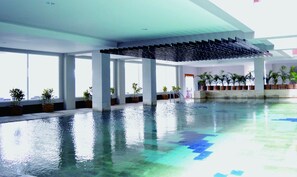 Una piscina cubierta