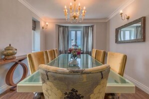 Premium-huvila, 4 makuuhuonetta, takka, vuoristonäköala | Ruokailu