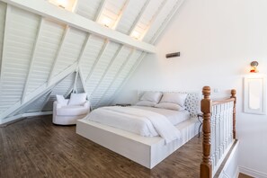 Executive-sviitti, 2 makuuhuonetta, poreamme, vuoristonäköala | 4 makuuhuonetta, ylelliset vuodevaatteet, työpöytä, silitysrauta/-lauta